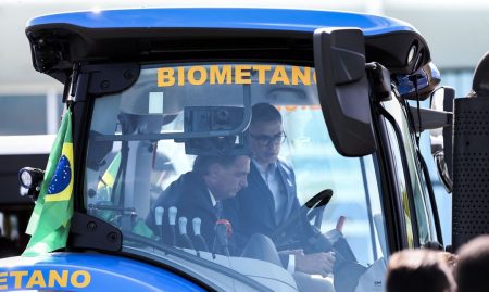Jair Bolsonaro dirige trator movido a biometano