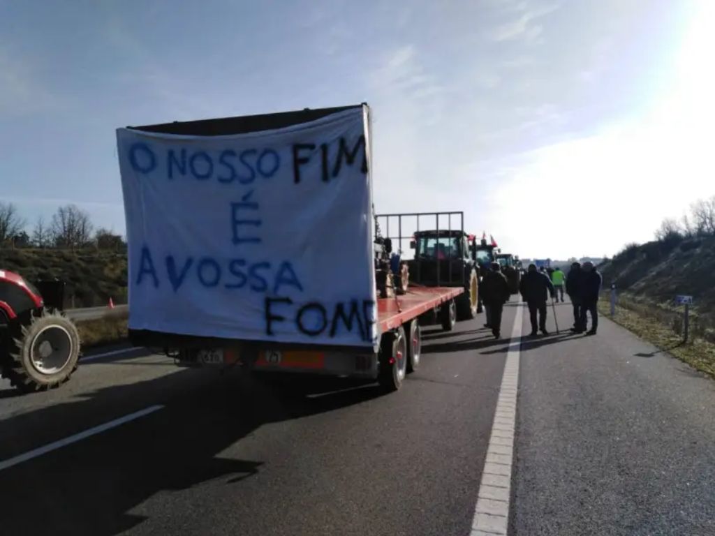 Fazendeiros bloqueiam estradas em Portugal